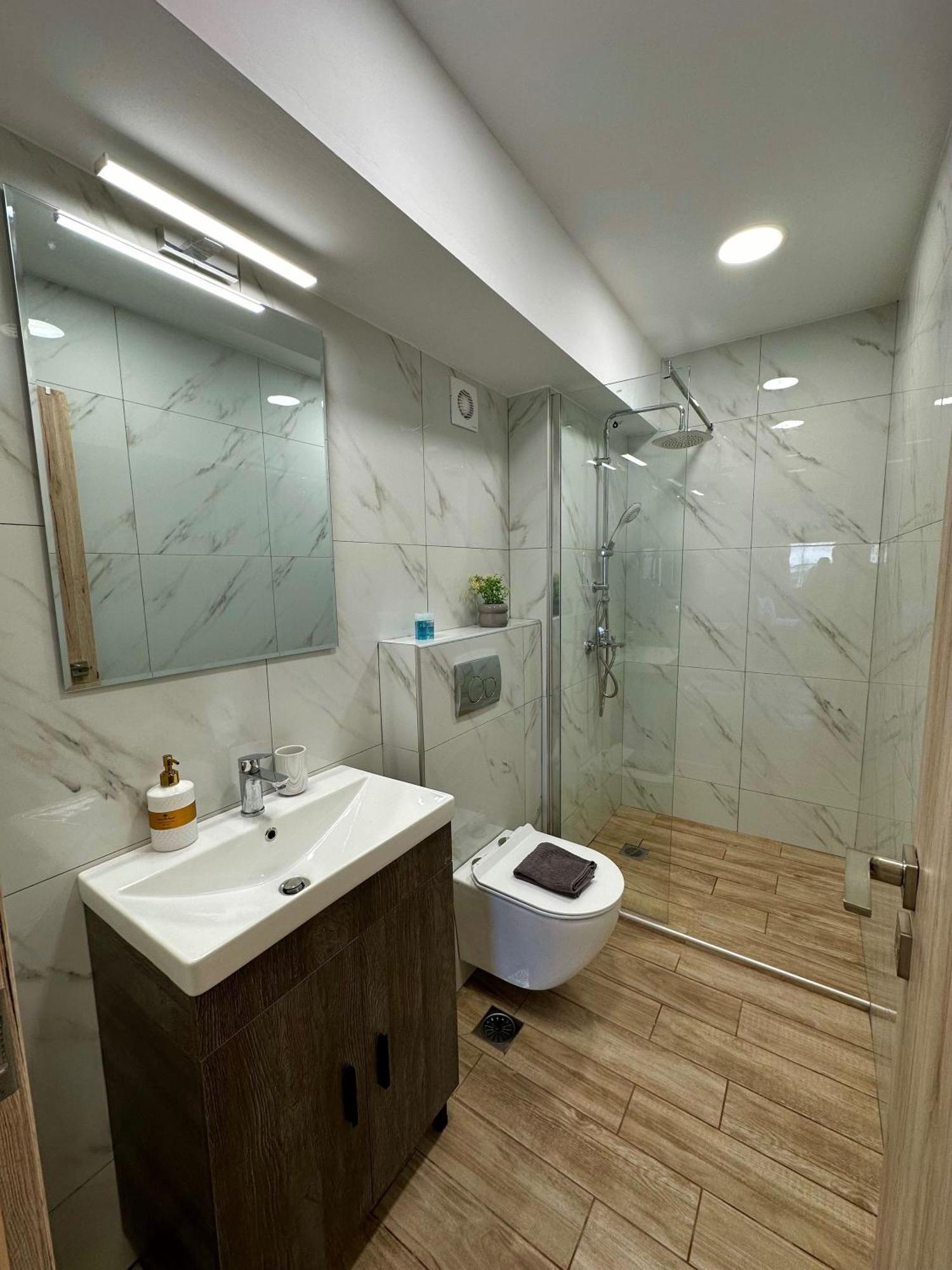 Apartment Academys Modern By Urban Retreat *